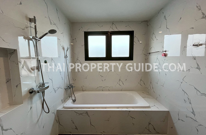 House with Shared Pool in Bangnatrad 